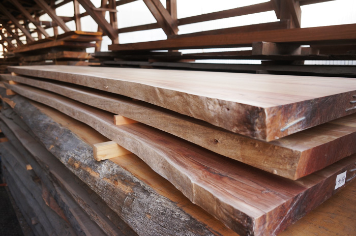 木の一枚板加工途中