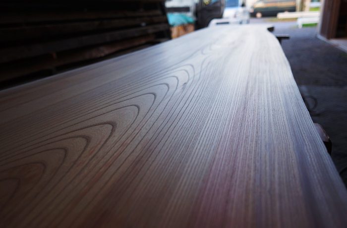 木の一枚板の磨き