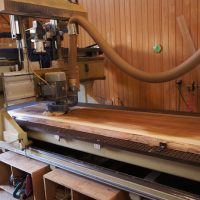 木の一枚板を綺麗に磨く作業