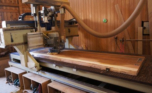 木の一枚板を綺麗に磨く作業