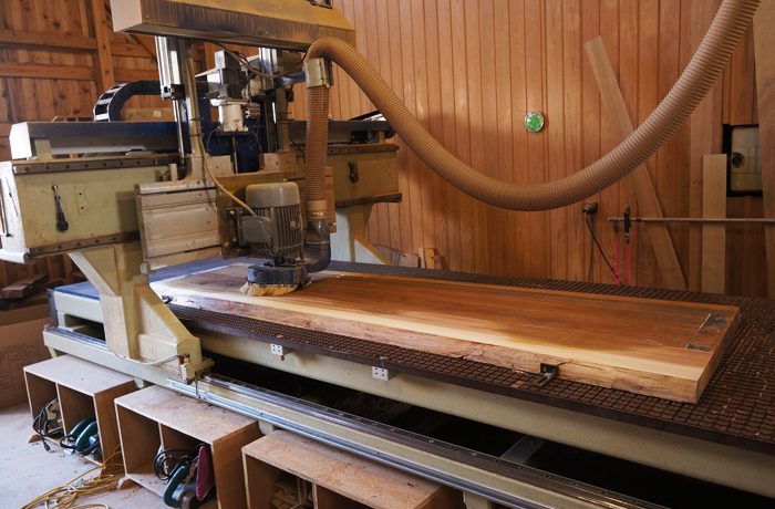 木の一枚板を綺麗に磨く作業