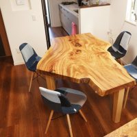 変形の一枚板テーブル