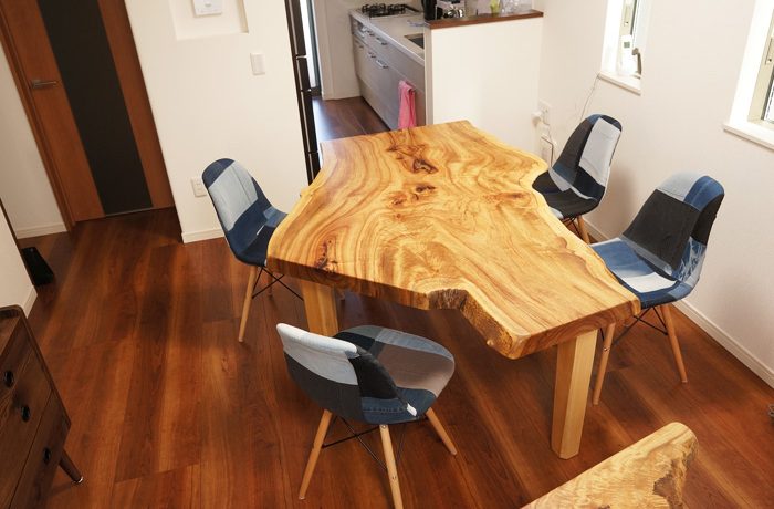 変形の一枚板テーブル