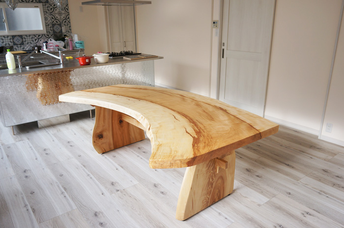 栃の木一枚板テーブル
