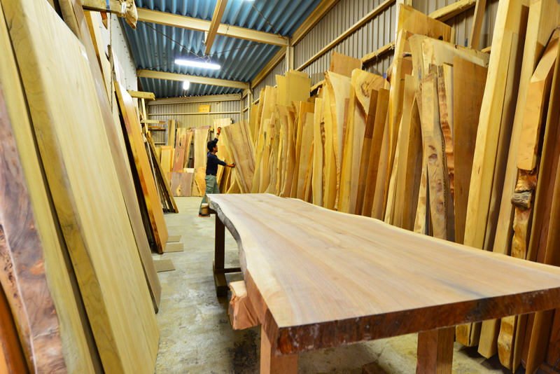 榎本銘木店展示倉庫