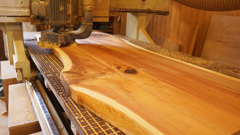 杉一枚板加工中