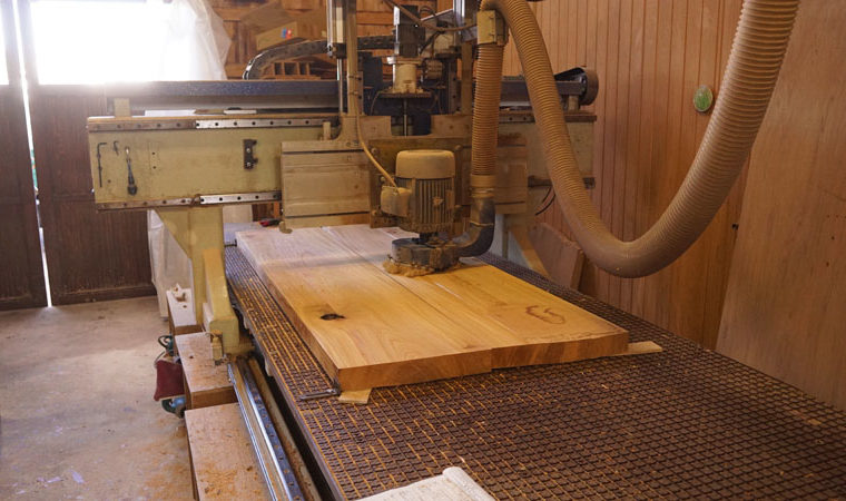 一枚板の平面出し工程