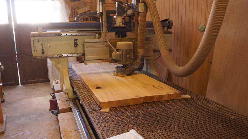 一枚板の平面出し工程