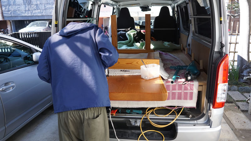 一枚板の脚の取り換え作業