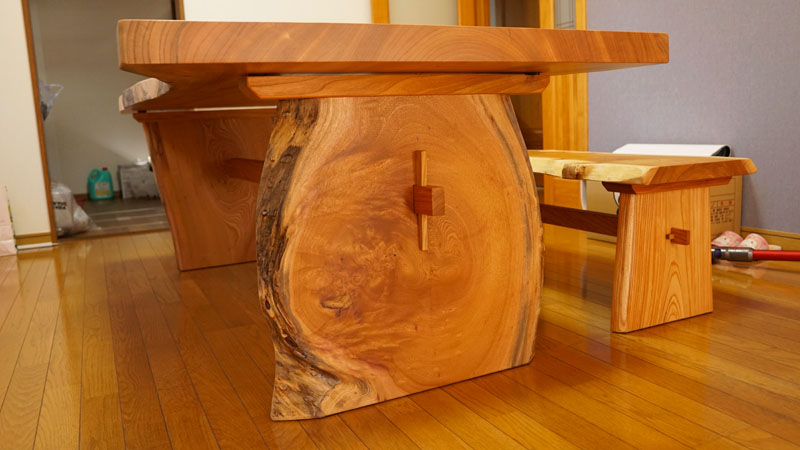 一枚板テーブルの脚