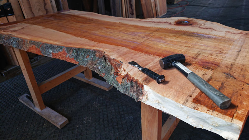 無垢一枚板の皮むき