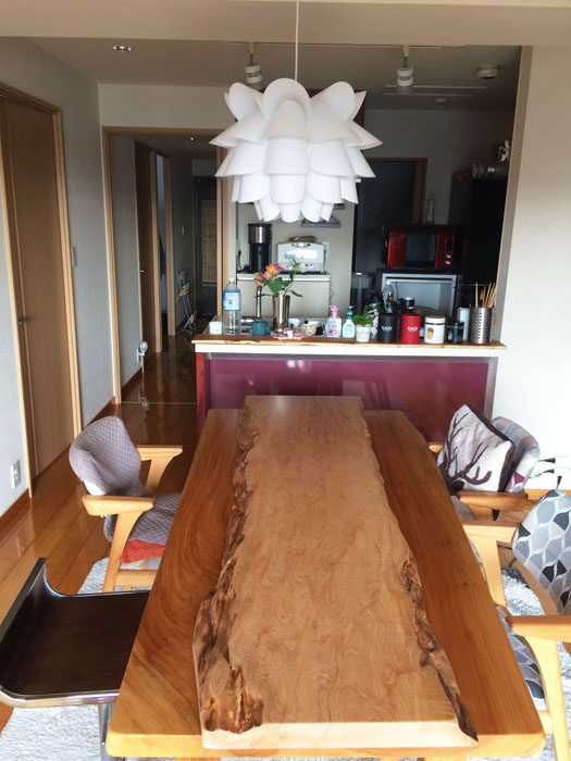 一枚板がいっぱいのリビング