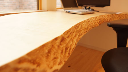 自然な雰囲気を活かした一枚板