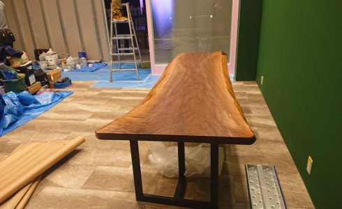 店舗什器の無垢一枚板