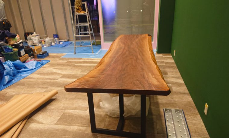 店舗什器の無垢一枚板