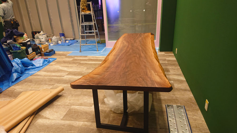 店舗什器の無垢一枚板