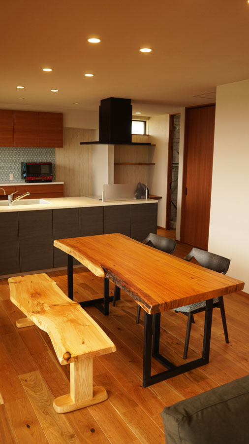 ケヤキ無垢一枚テーブルと松一枚板ベンチ