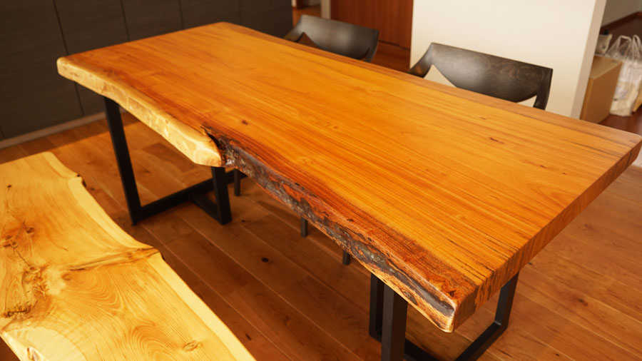 シャリのある一枚板天板