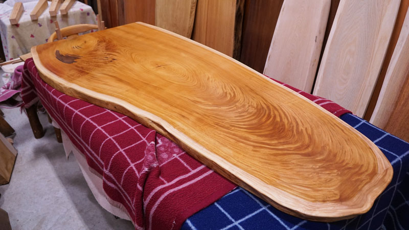 ケヤキの変形一枚板