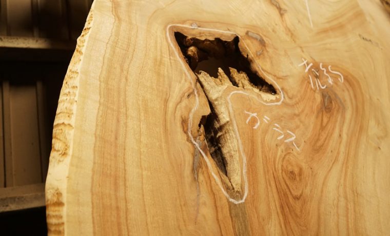 一枚板の穴