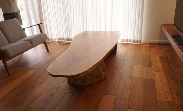 雰囲気良い一枚板テーブル