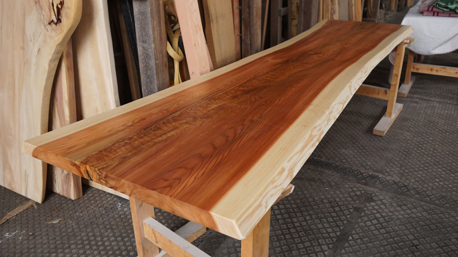 杉巨大な一枚板