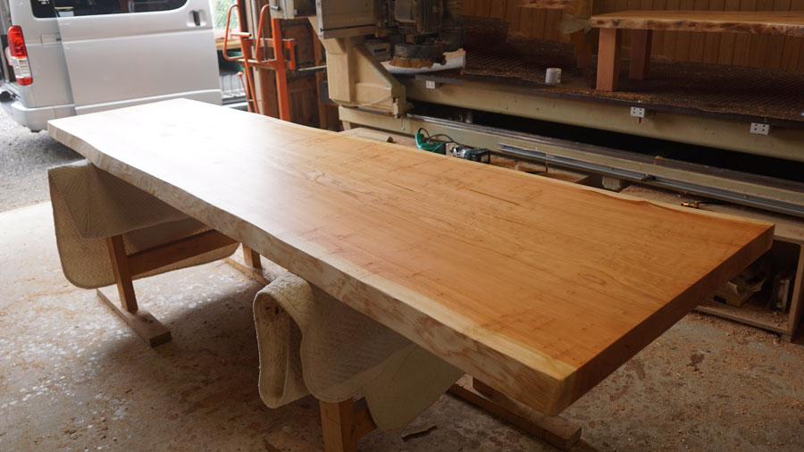 巨大一枚板テーブル