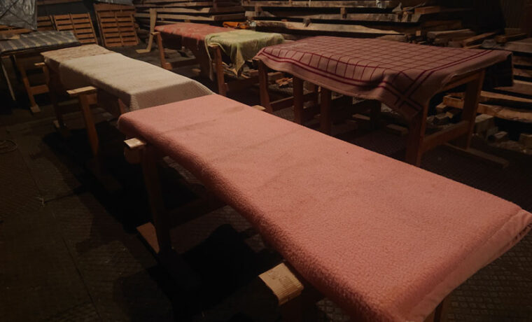 榎本銘木店の夕方