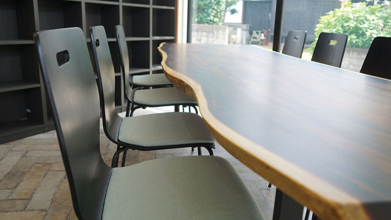 動きのある一枚板