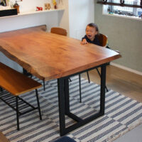 お子様と一緒に一枚板テーブルで