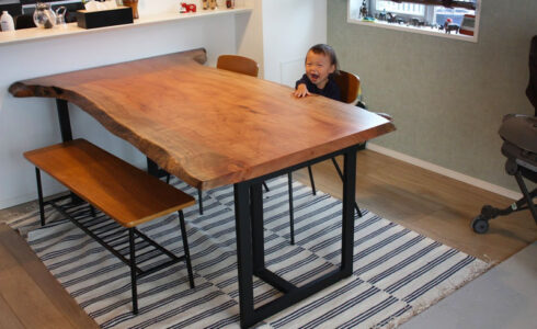 お子様と一緒に一枚板テーブルで