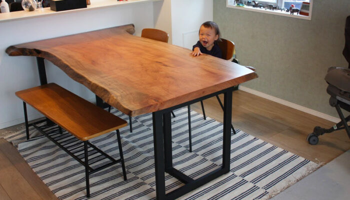 お子様と一緒に一枚板テーブルで