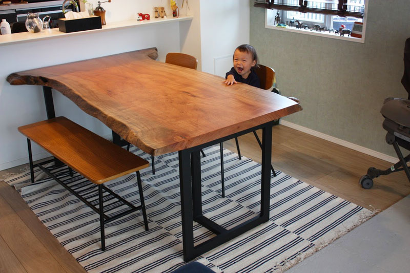 お子様と一緒に一枚板テーブルで