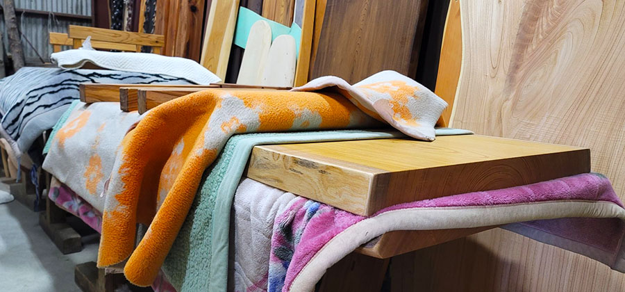 完成した一枚板保管中