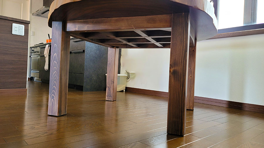 ダイニングテーブルの脚