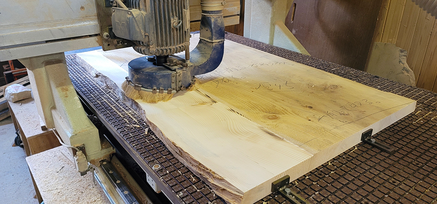 一枚板を平らにする機械