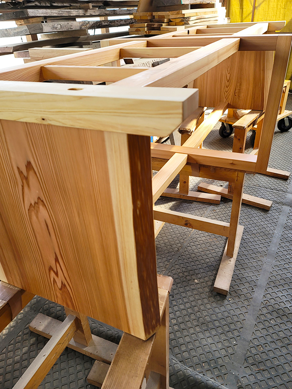 一枚板テーブルの脚