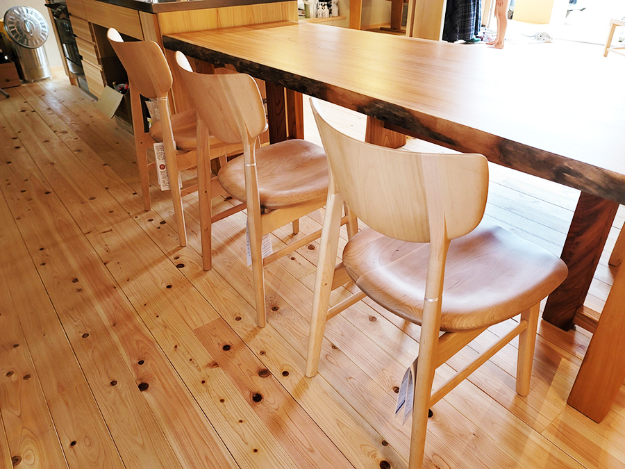 榎本銘木店の椅子