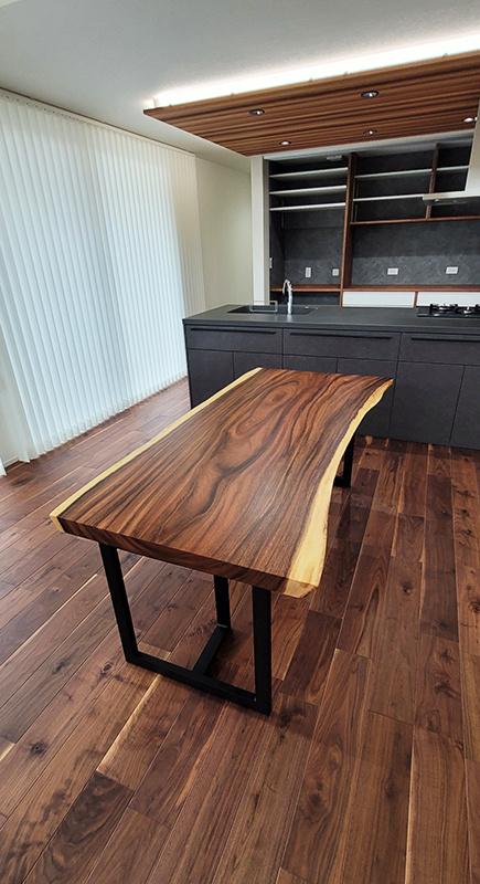 モンキーポット一枚板ダイニングテーブル