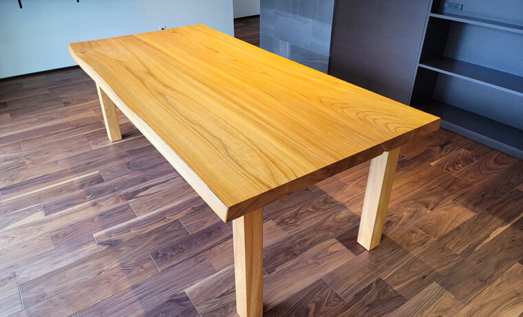 ケヤキの一枚板ダイニングテーブル