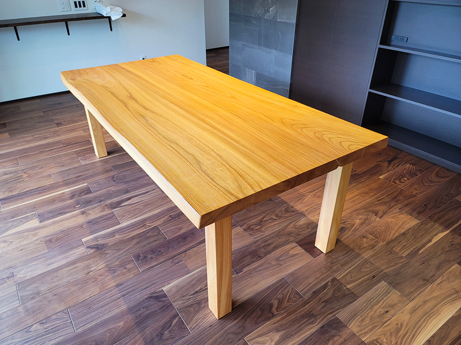 ケヤキの一枚板ダイニングテーブル
