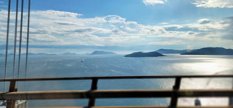 一枚板テーブル瀬戸大橋を渡る