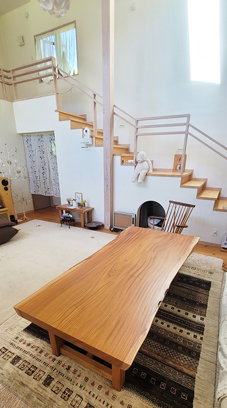 低めの一枚板テーブル