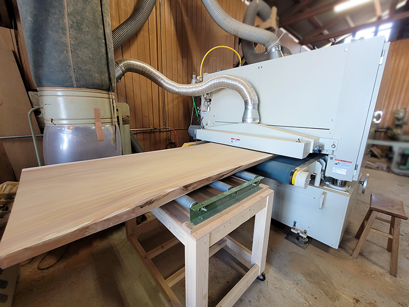 一枚板磨き作業