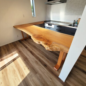 一枚板カウンター設置後の様子
