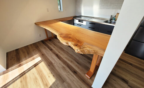 一枚板カウンター設置後の様子