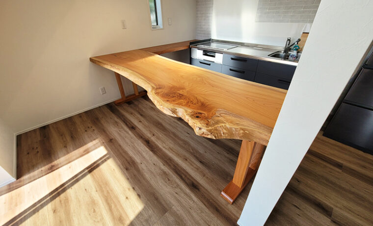 一枚板カウンター設置後の様子