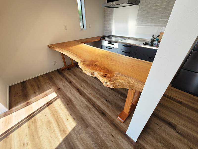 一枚板カウンター設置後の様子