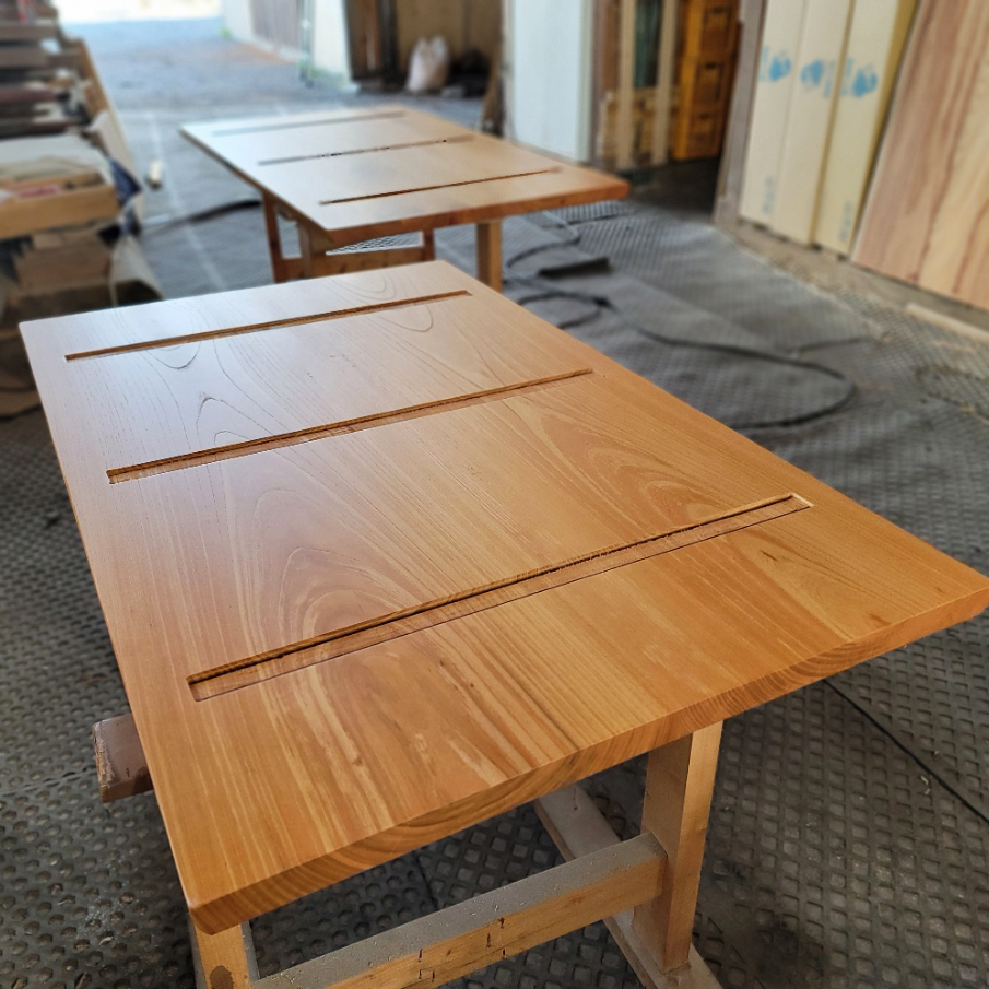 ケヤキ二枚接ぎの木テーブル