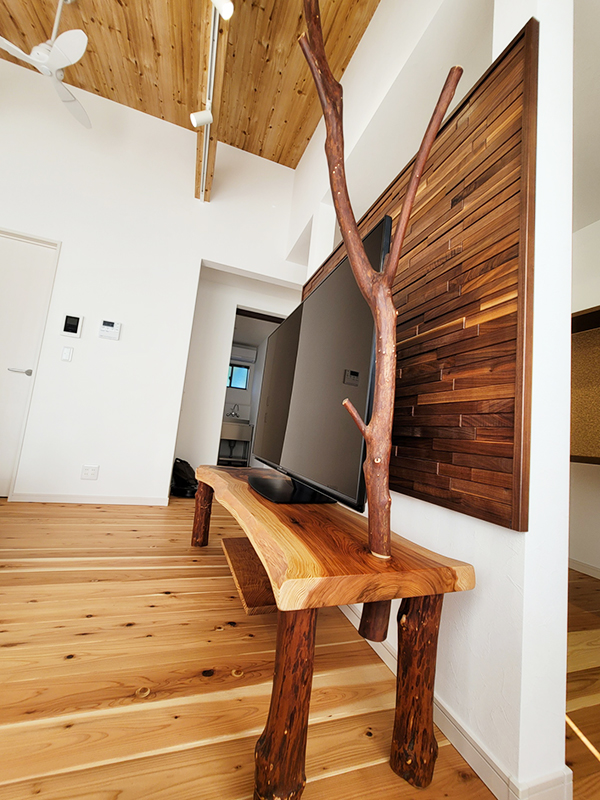 枝付き丸太の家具